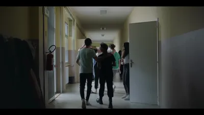 女孩不哭（字幕组微信公众号 亿万同人字幕组）